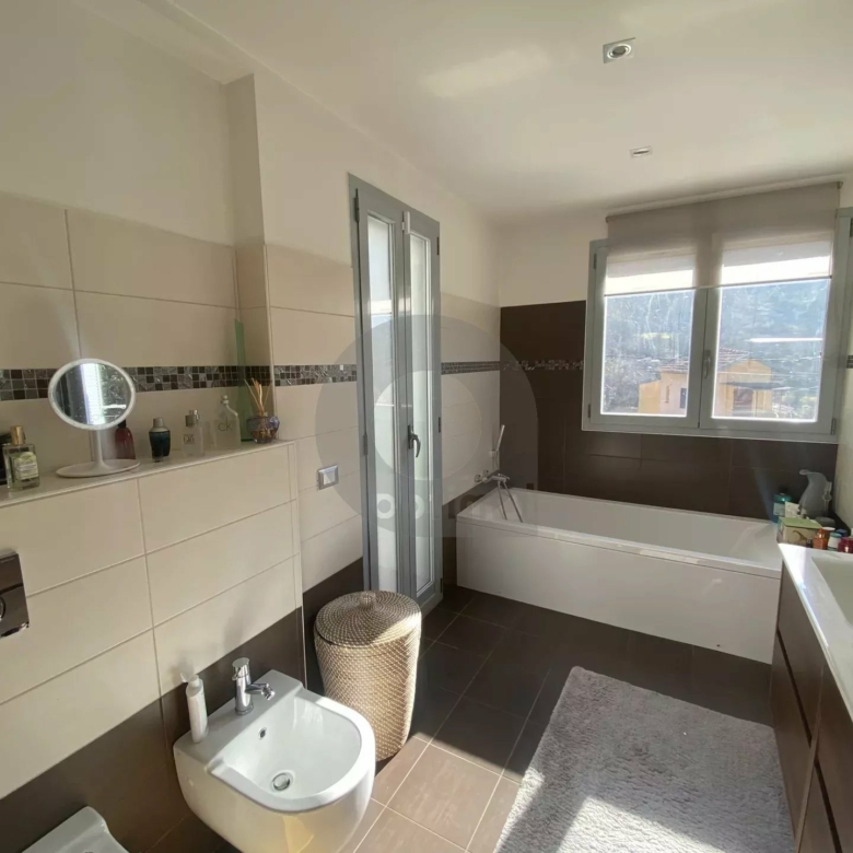 A VENDRE – BELLE MAISON AU CALME CADRE VERDOYANT