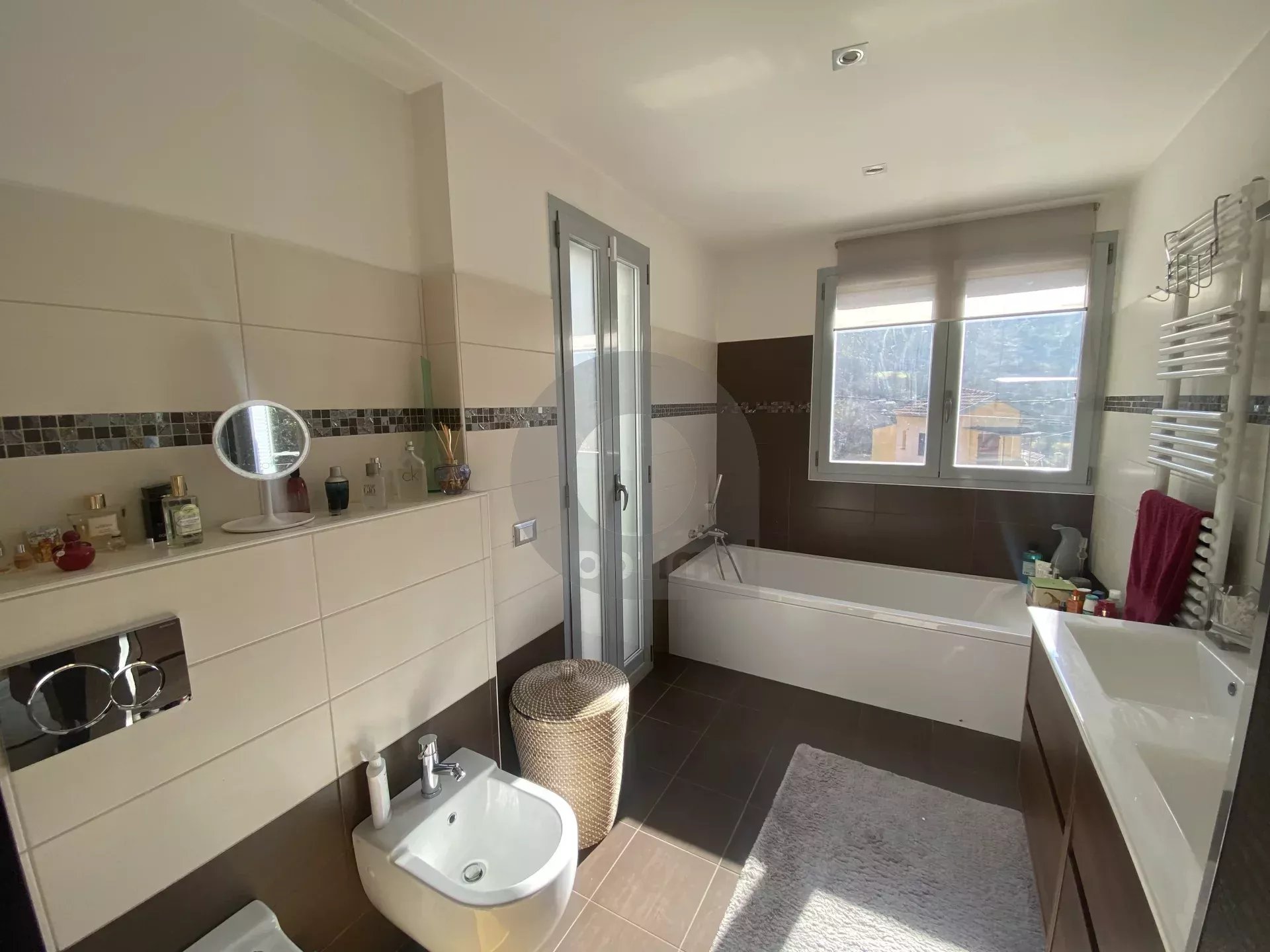 A VENDRE – BELLE MAISON AU CALME CADRE VERDOYANT