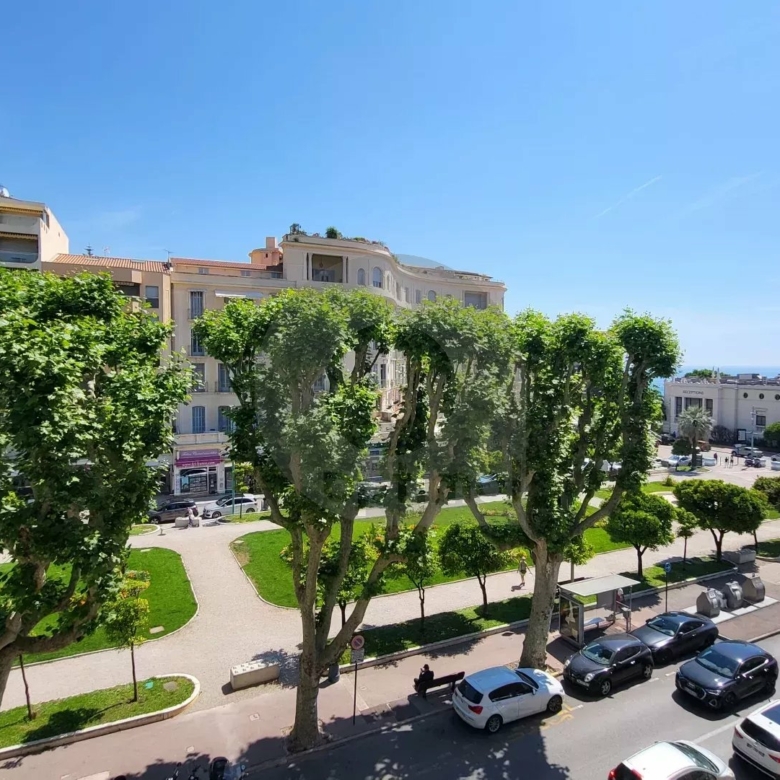 Menton Jardin Bioves – dernier étage –  Appartement triple exposition