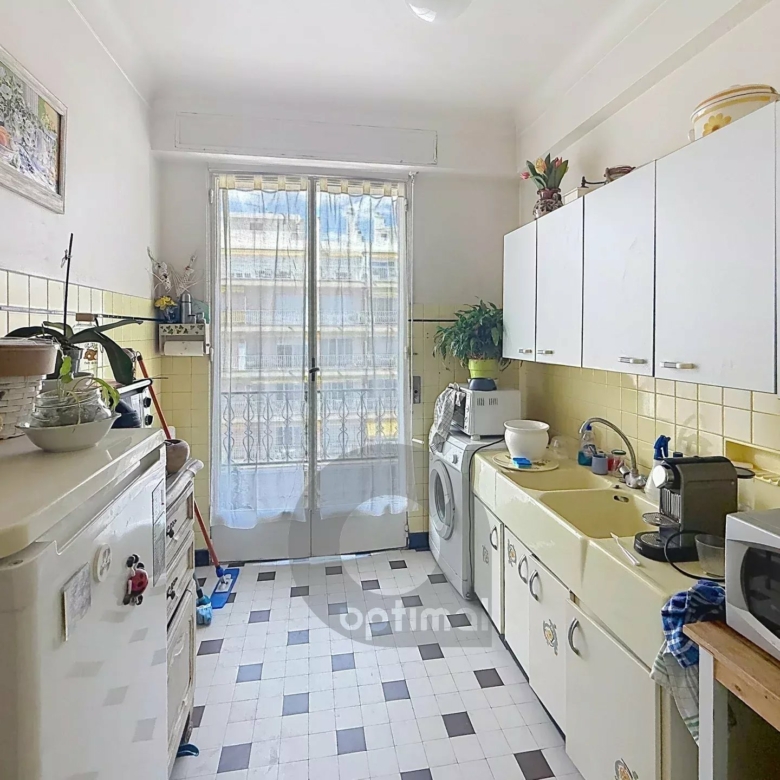 Menton centre-ville – Grand studio avec terrasse – Cave