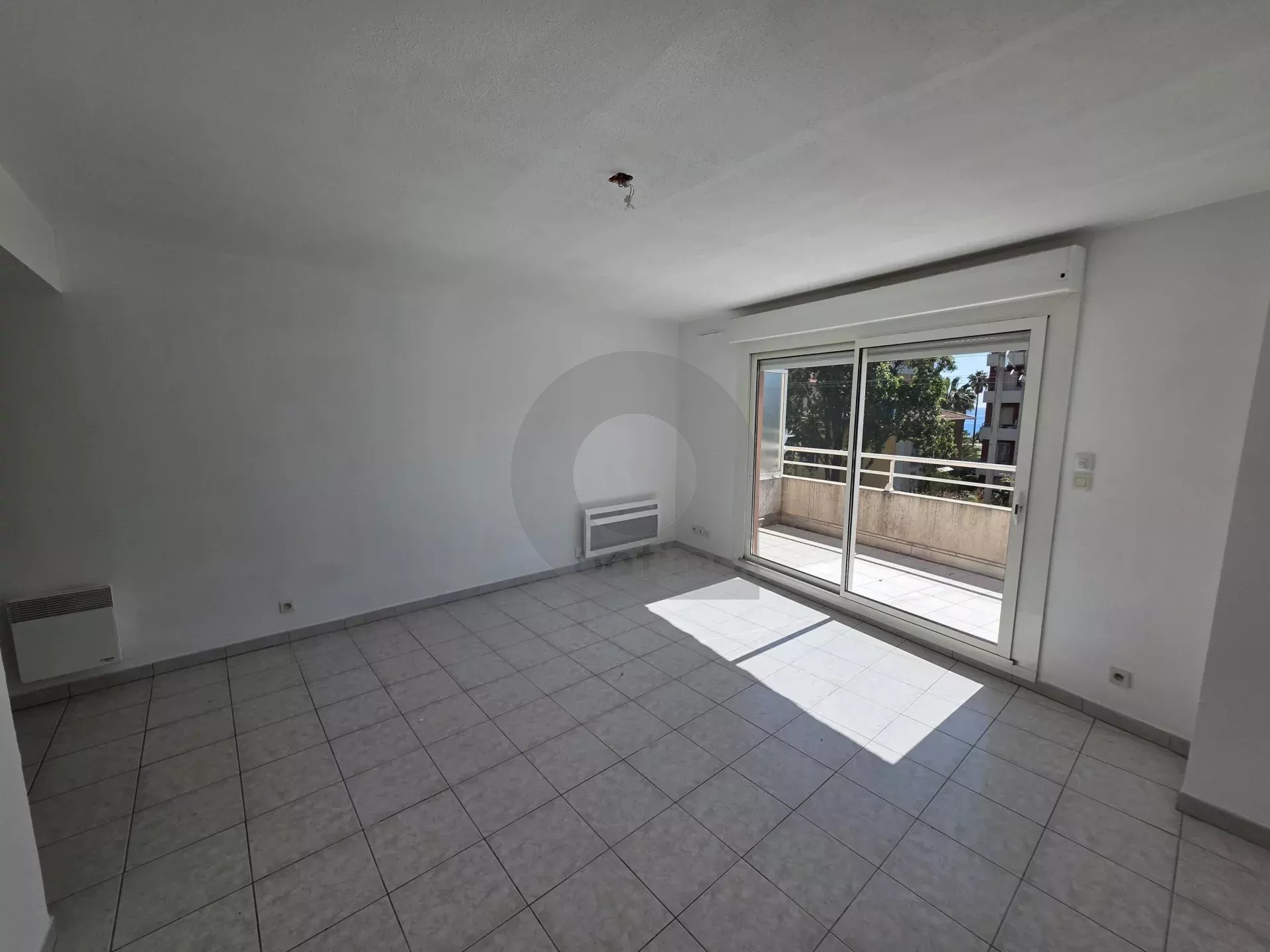 APPARTEMENT DEUX PIECES TERRASSE MENTON PROCHE CARNOLES