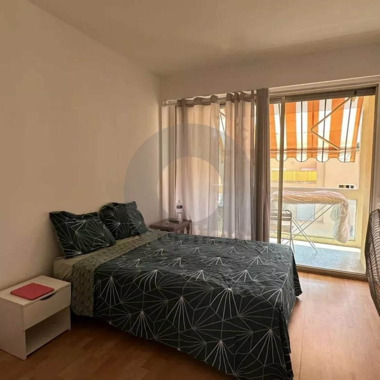 MENTON GARE ROUTIERE: SPACIEUX DEUX PIECES ETAGE ELEVE + CAVE