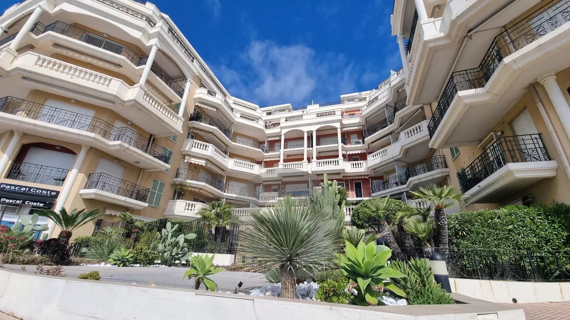 MENTON CENTRE VILLE 2 PIÈCES TERRASSE – TRÈS BELLES PRESTATIONS