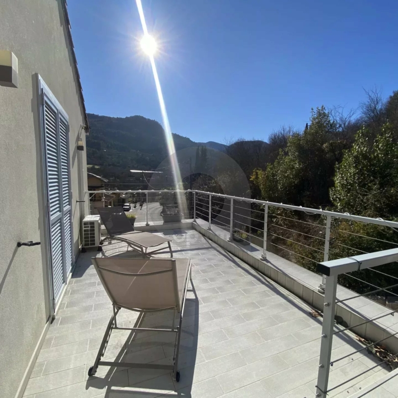 A VENDRE – BELLE MAISON AU CALME CADRE VERDOYANT