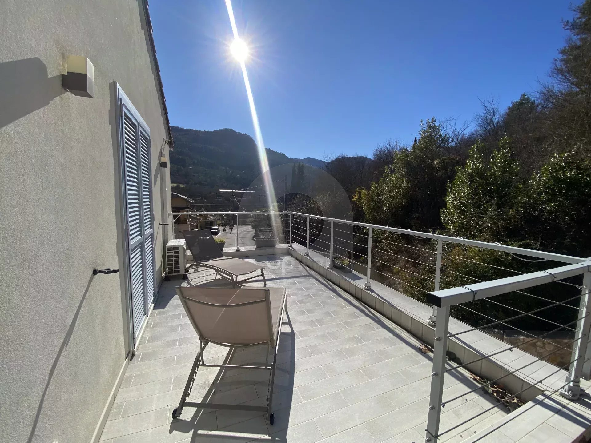 A VENDRE – BELLE MAISON AU CALME CADRE VERDOYANT