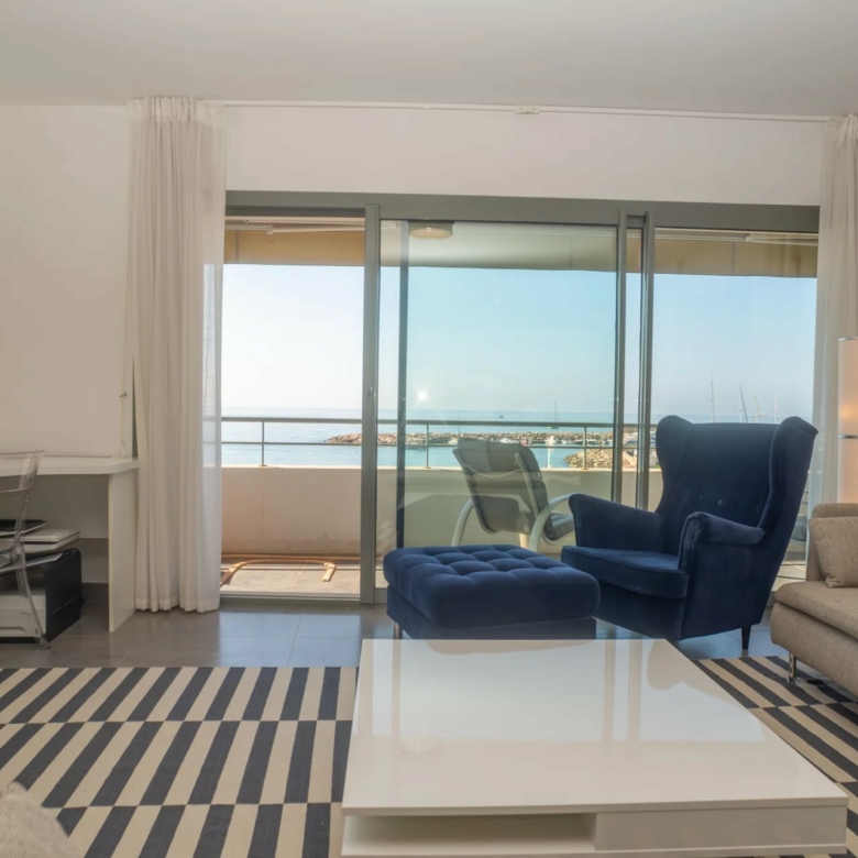 Menton Garavan, bord de mer immeuble récent
