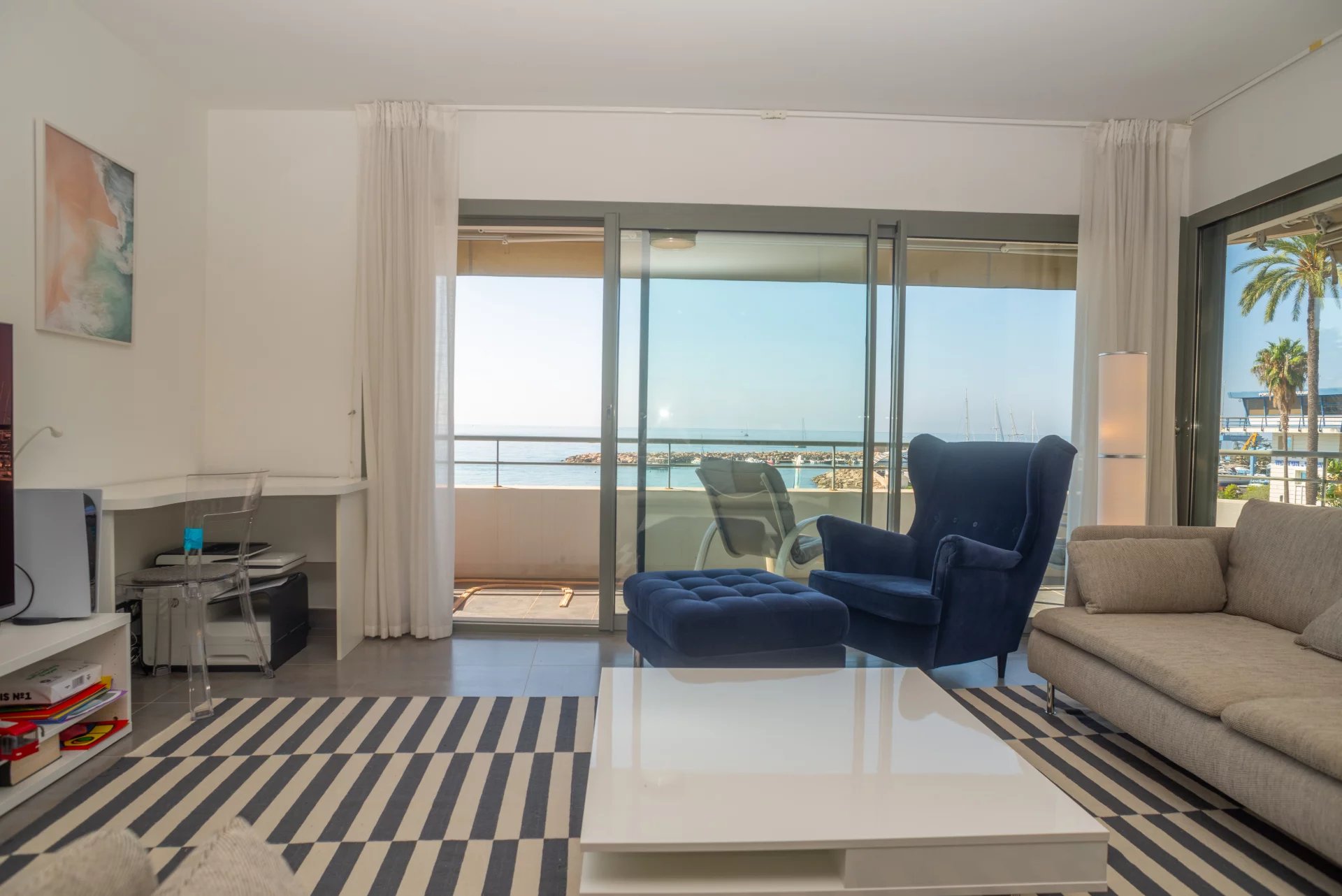 Menton Garavan, bord de mer immeuble récent
