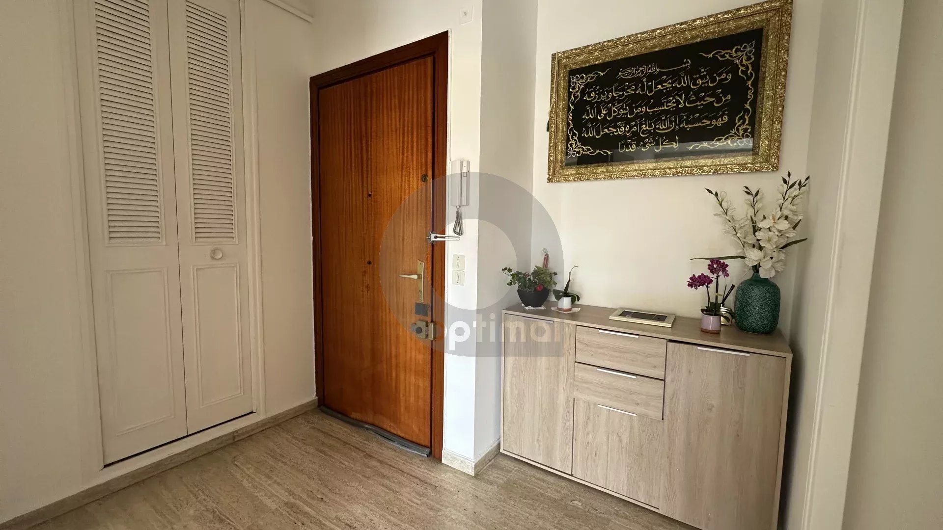 MENTON GARE ROUTIERE: SPACIEUX DEUX PIECES ETAGE ELEVE + CAVE