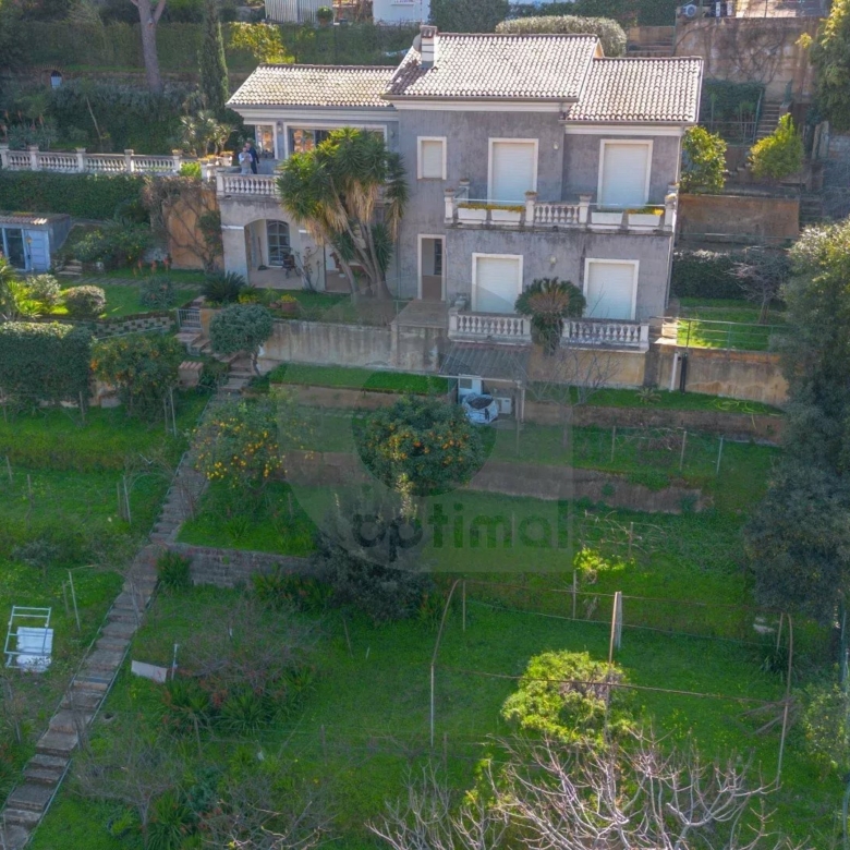 Élégante Villa avec Vue Panoramique – Menton, Quartier Résidentiel
