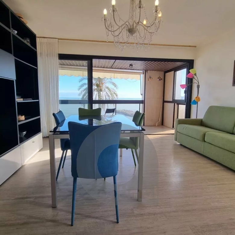 Roquebrune Cap Martin, étage élevé, terrasse, vue mer