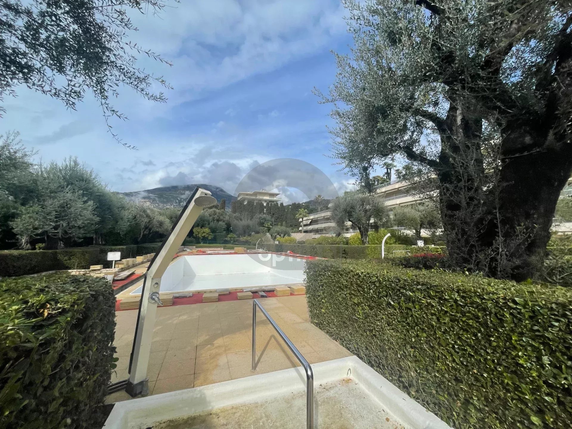 RCM PLATEAU DU CAP : A LOUER STUDIO MEUBLE – TERRASSE – GARAGE – CAVE