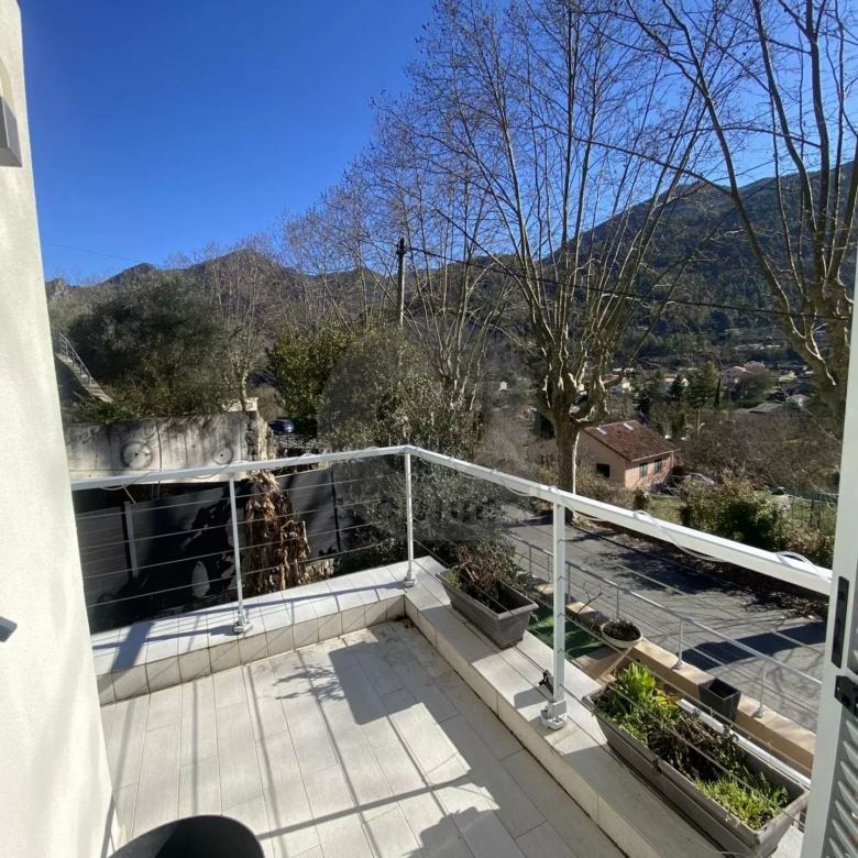 A VENDRE – BELLE MAISON AU CALME CADRE VERDOYANT