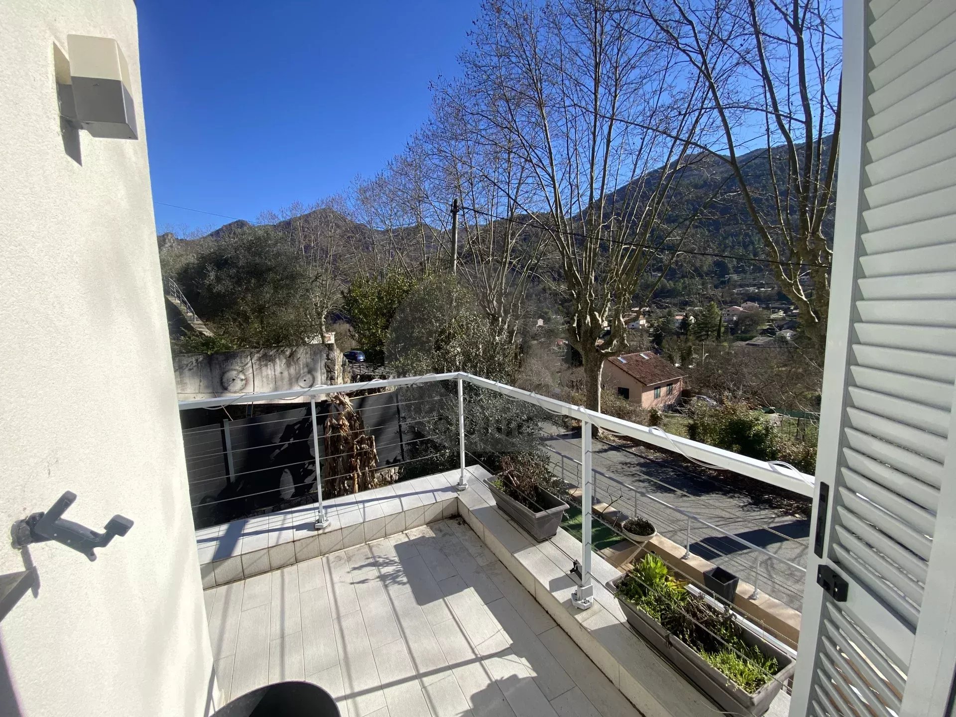 A VENDRE – BELLE MAISON AU CALME CADRE VERDOYANT