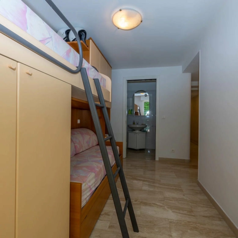 ROQUEBRUNE CAP-MARTIN – APPARTEMENT TROIS PIECES AVEC GRANDE TERRASSE, DEPENDANCE, CAVE ET PARKING