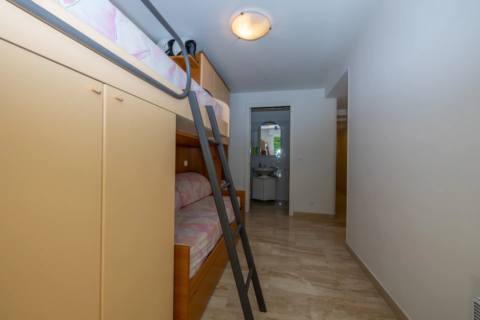 ROQUEBRUNE CAP-MARTIN – APPARTEMENT TROIS PIECES AVEC GRANDE TERRASSE, DEPENDANCE, CAVE ET PARKING