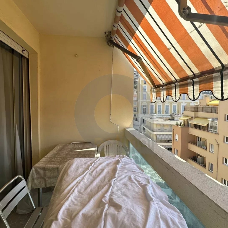 MENTON GARE ROUTIERE: SPACIEUX DEUX PIECES ETAGE ELEVE + CAVE