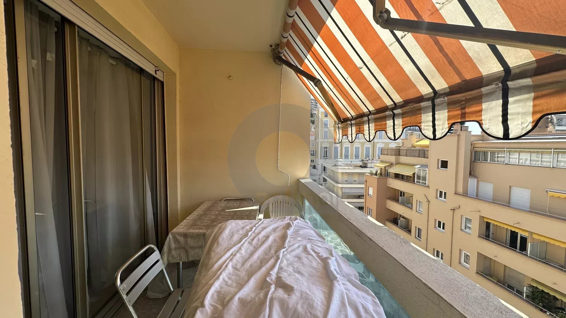 MENTON GARE ROUTIERE: SPACIEUX DEUX PIECES ETAGE ELEVE + CAVE