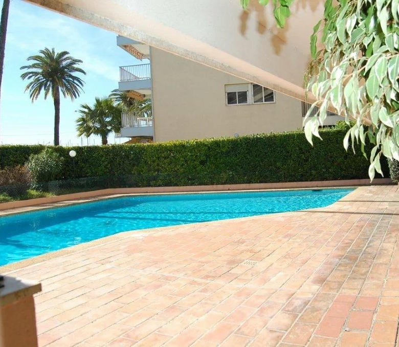 Joli 2P avec balcon vue collines résidence bord de  mer avec piscine