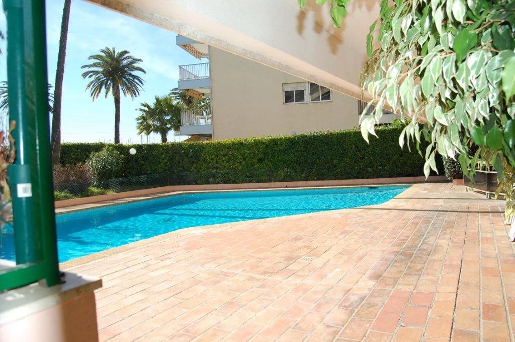 Joli 2P avec balcon vue collines résidence bord de  mer avec piscine