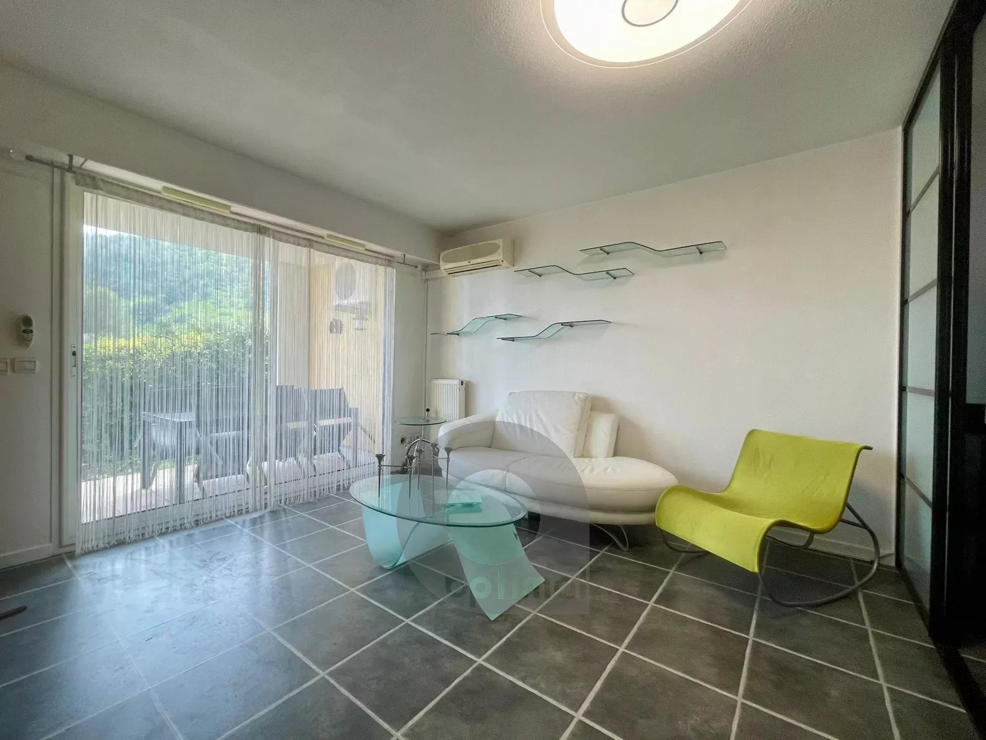Proche Eze VIllage, 3 p en RDJ, terrasse/jardin garage