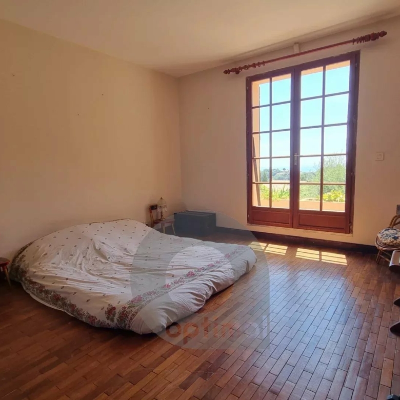 Propriété CASTELLAR villa 188 m² bassin terrain vue mer