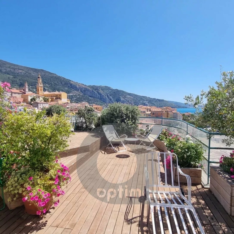 Menton – Bord et face mer, deux appartements d’exception avec solarium panoramique, vue mer et montagne exceptionnelle.