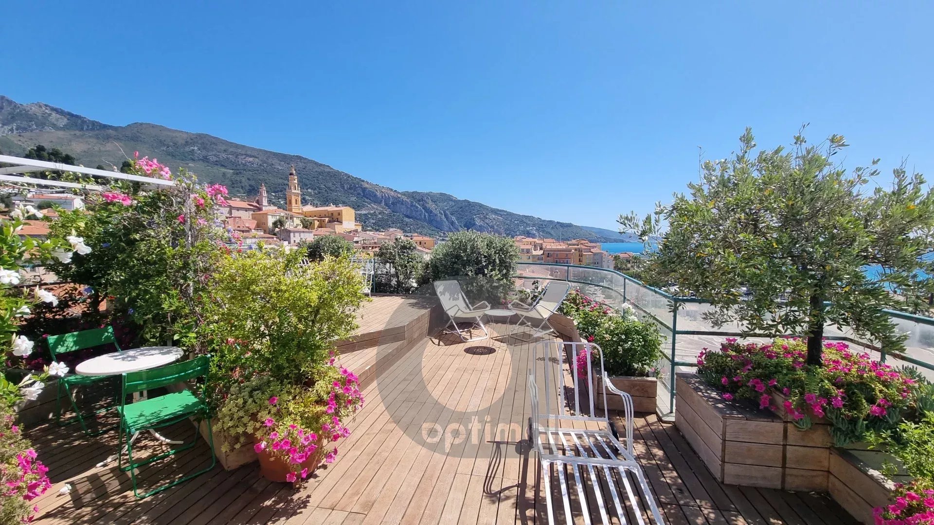 Menton – Bord et face mer, deux appartements d’exception avec solarium panoramique, vue mer et montagne exceptionnelle.
