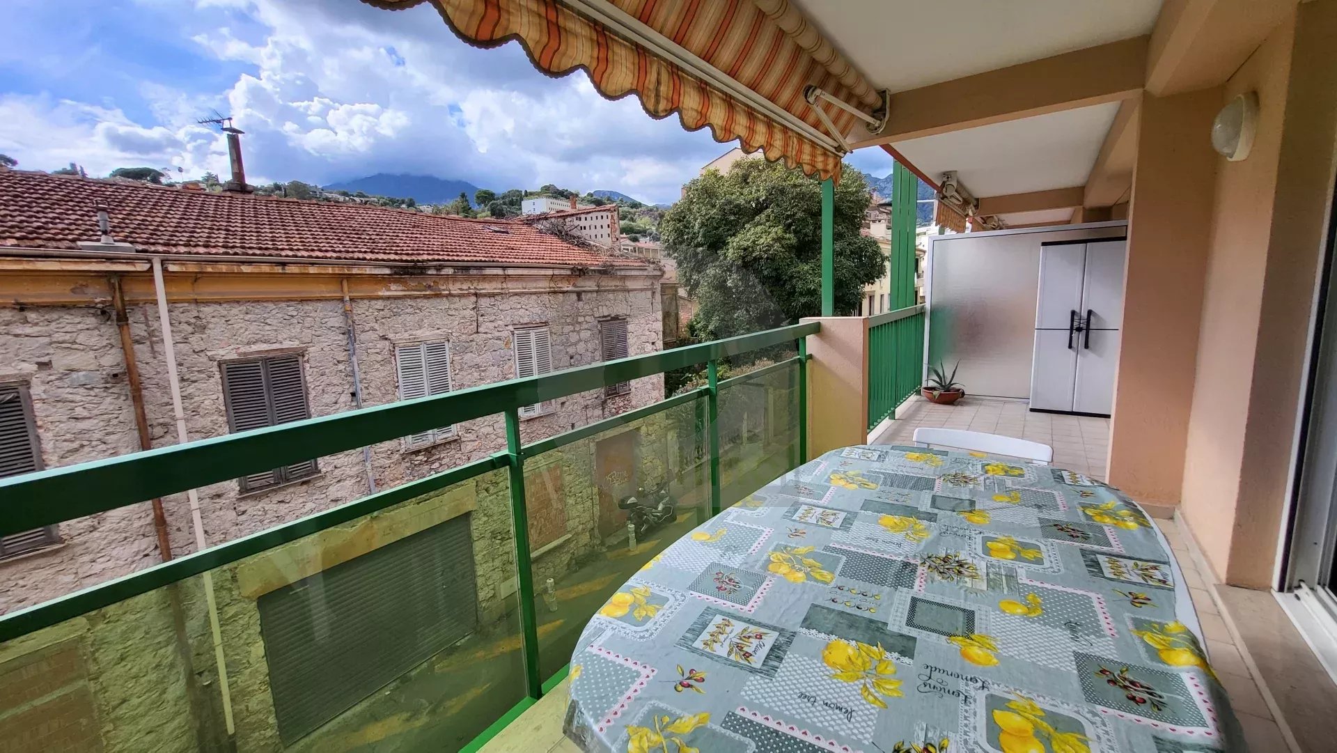 Menton Bas-Borrigo  –  grand 2 Pièces avec terrasse, garage et cave.