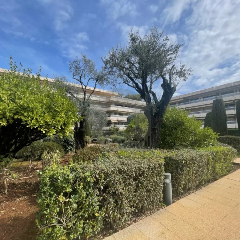 RCM PLATEAU DU CAP : A LOUER STUDIO MEUBLE – TERRASSE – GARAGE – CAVE