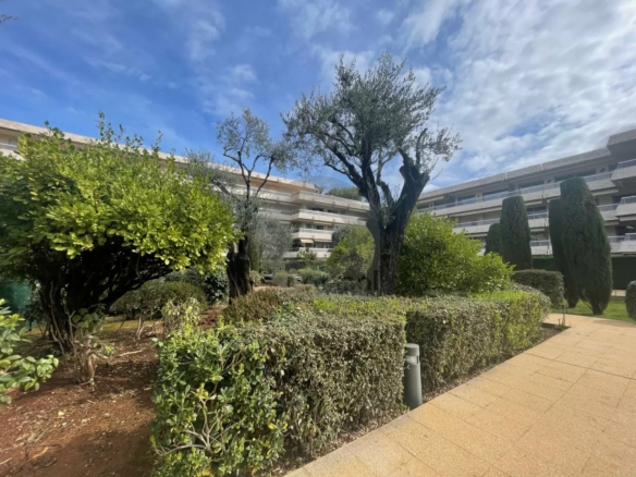 RCM PLATEAU DU CAP : A LOUER STUDIO MEUBLE – TERRASSE – GARAGE – CAVE
