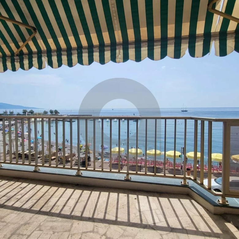 FRONT DE MER 2P 43M2 AVEC TERRASSE 12M2 CAVE