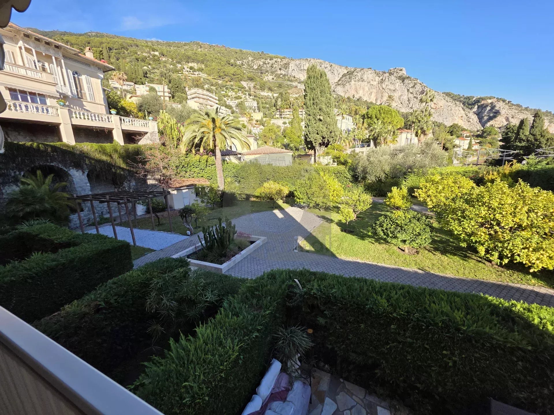 BEAU QUATRE PIECES TERRASSE DOUBLE GARAGE MENTON GARAVAN