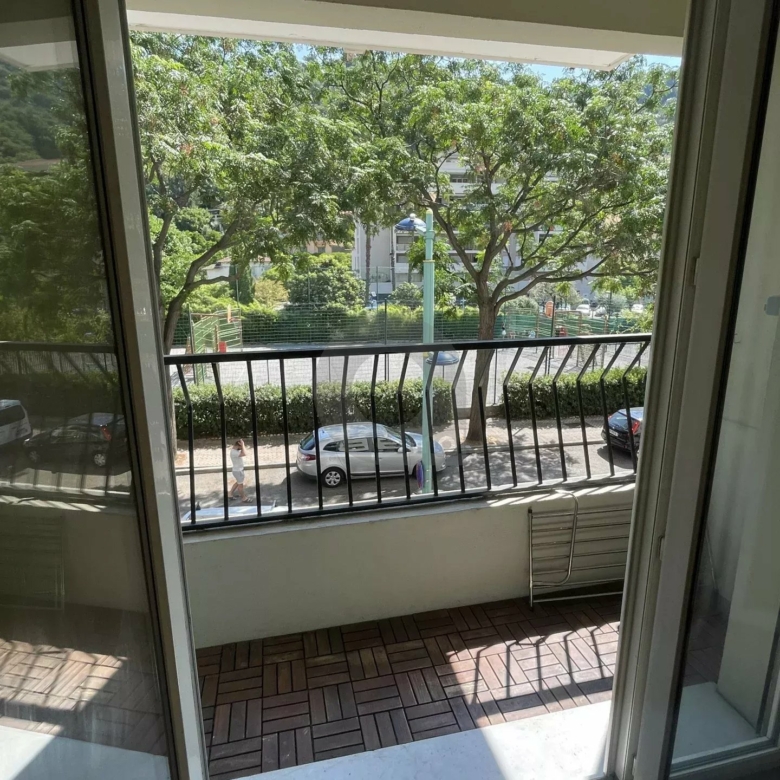 A LOUER : 2/P traversant avec balconnet – Menton Careï
