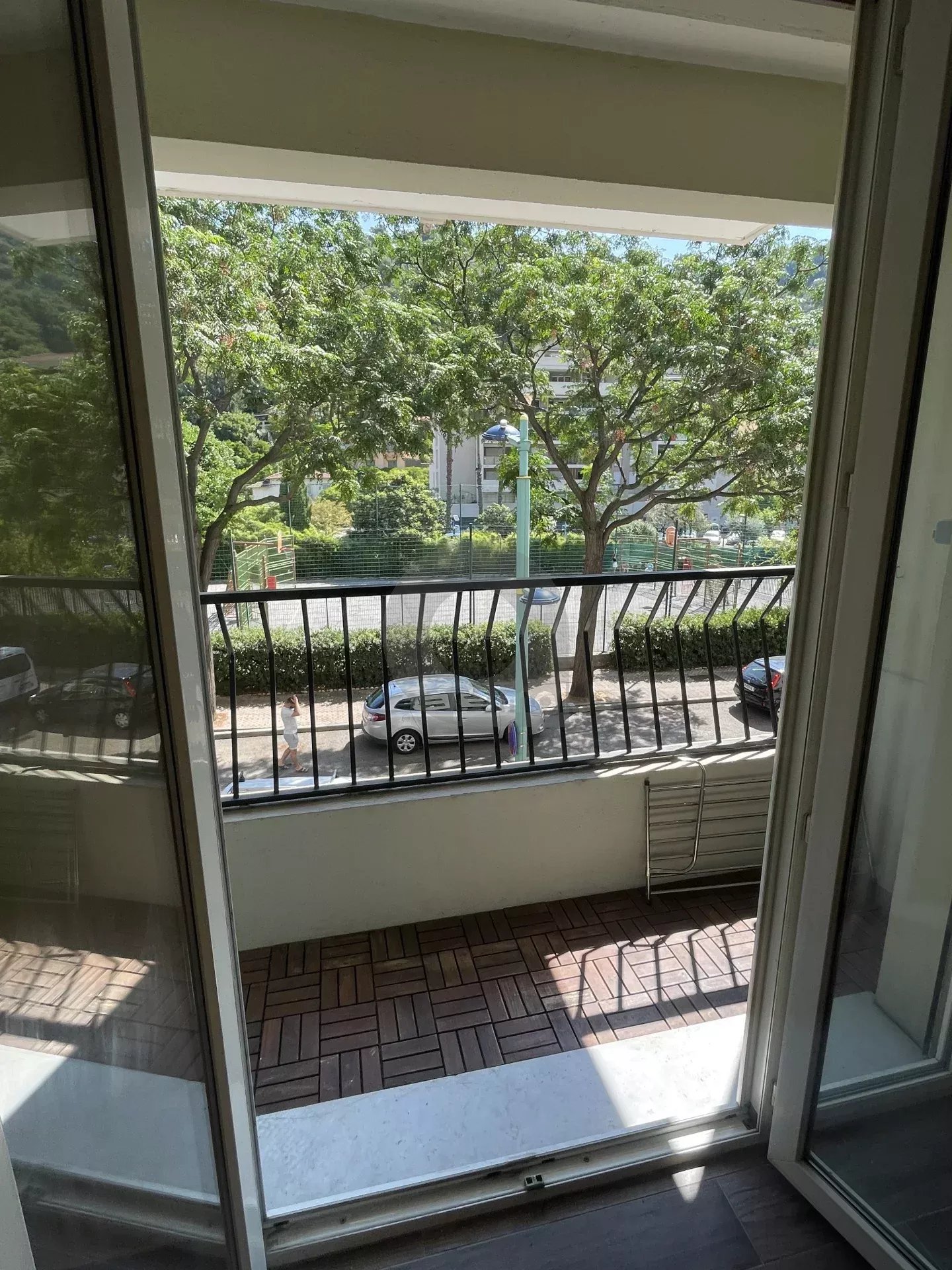 A LOUER : 2/P traversant avec balconnet – Menton Careï