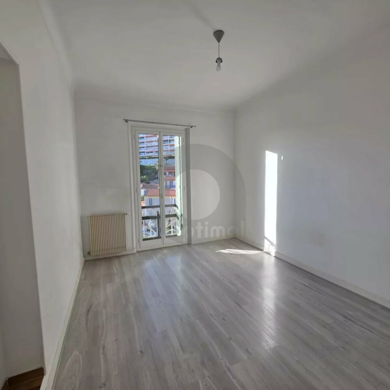 GRAND APPARTEMENT DE CINQ PIECES MENTON PROCHE CENTRE VILLE