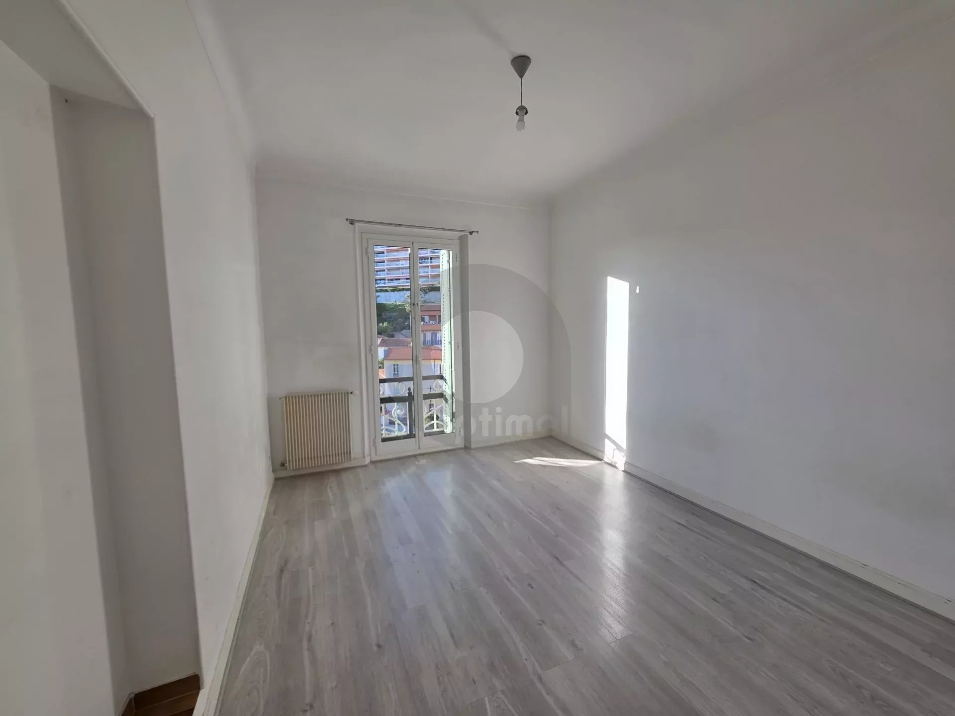 GRAND APPARTEMENT DE CINQ PIECES MENTON PROCHE CENTRE VILLE