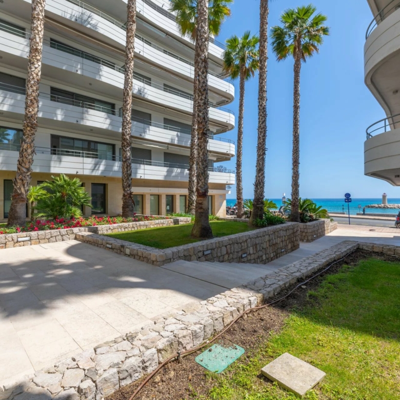Menton Garavan, bord de mer immeuble récent de haut standing