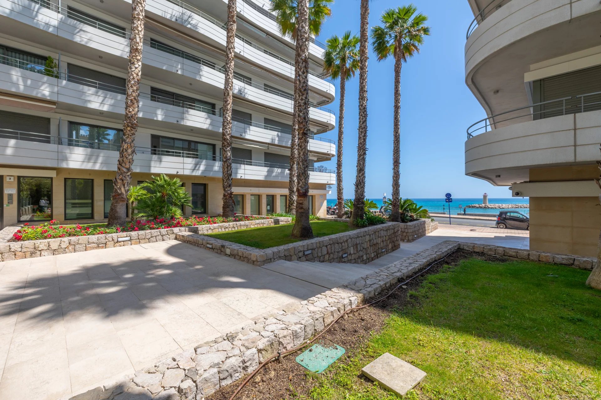 Menton Garavan, bord de mer immeuble récent de haut standing