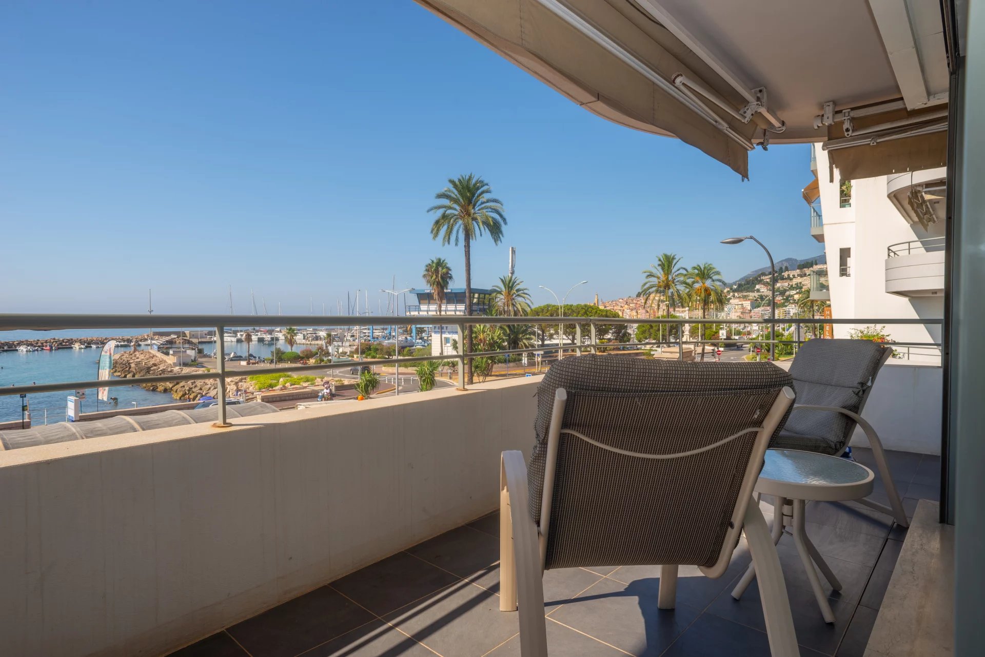 Menton Garavan, bord de mer immeuble récent