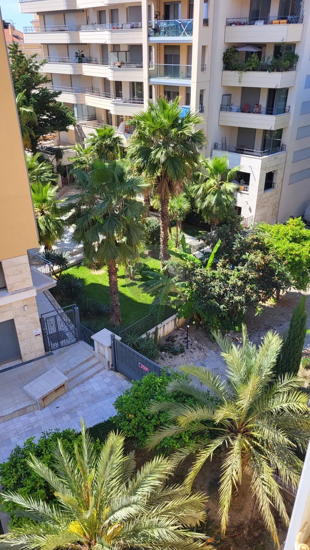 Menton Jardin Bioves – dernier étage –  Appartement triple exposition
