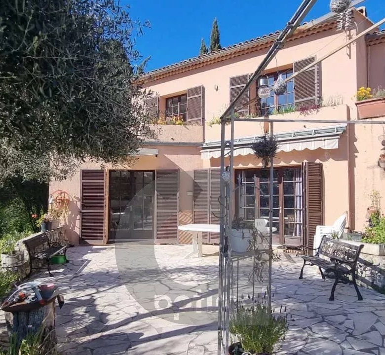 Propriété CASTELLAR villa 188 m² bassin terrain vue mer