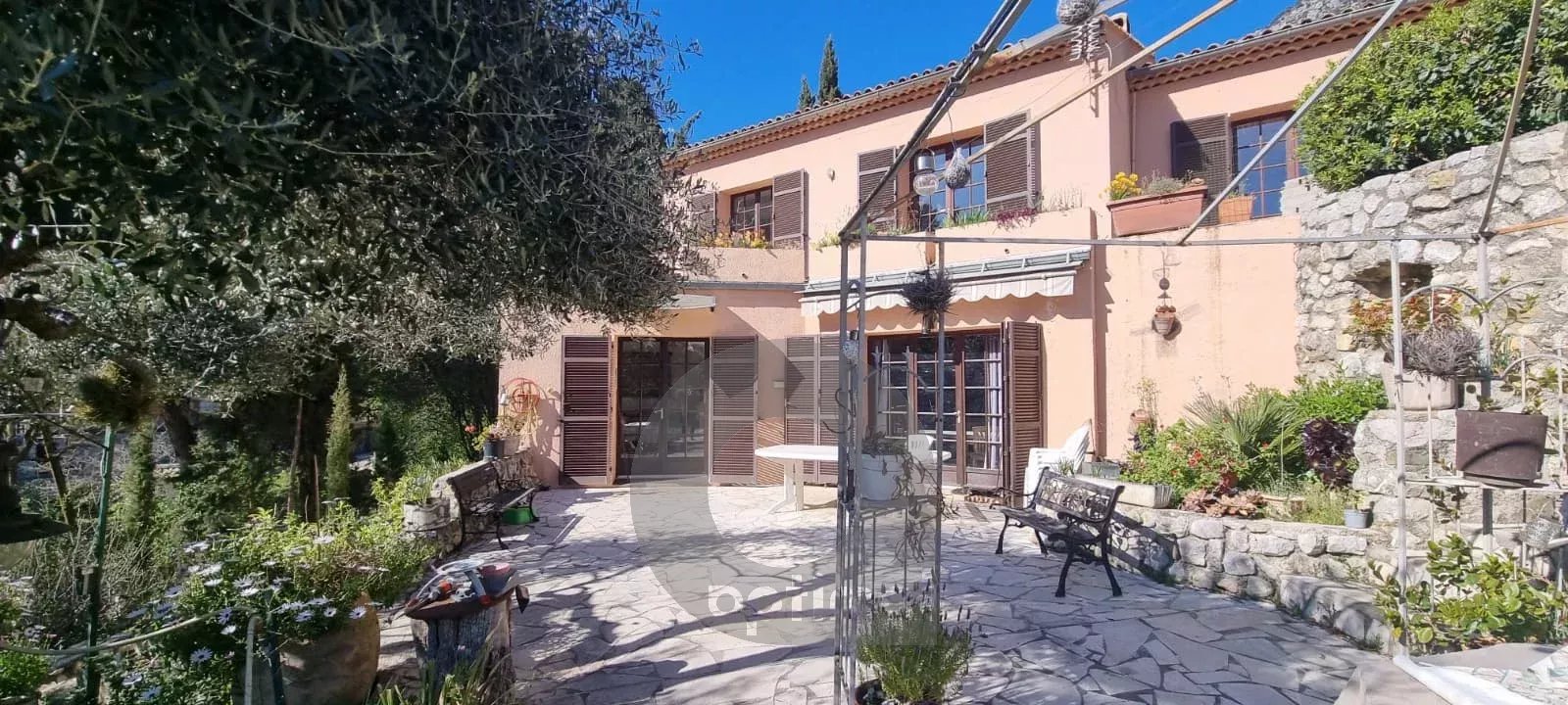 Propriété CASTELLAR villa 188 m² bassin terrain vue mer