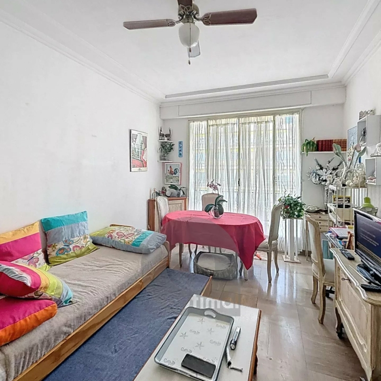 Menton centre-ville – Grand studio avec terrasse – Cave