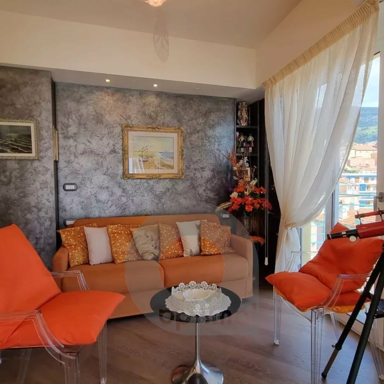 Menton – Bord et face mer, deux appartements d’exception avec solarium panoramique, vue mer et montagne exceptionnelle.