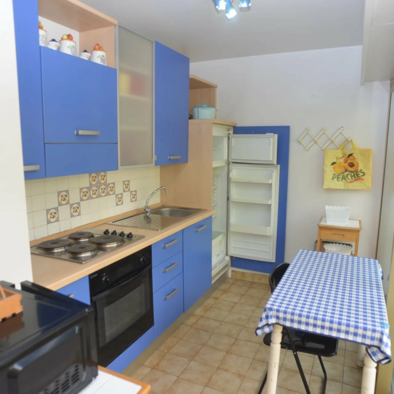 Joli 2P avec balcon vue collines résidence bord de  mer avec piscine