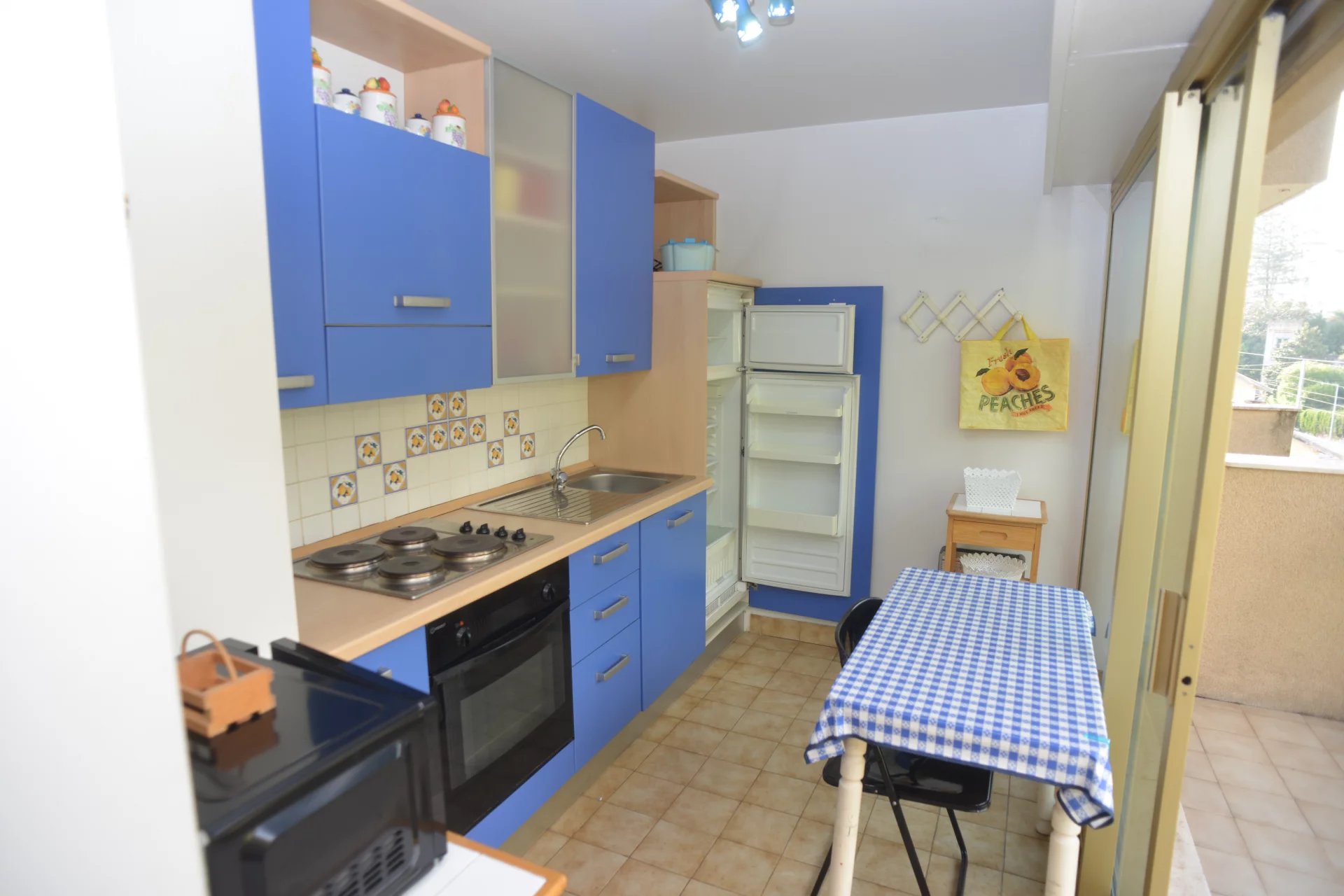 Joli 2P avec balcon vue collines résidence bord de  mer avec piscine