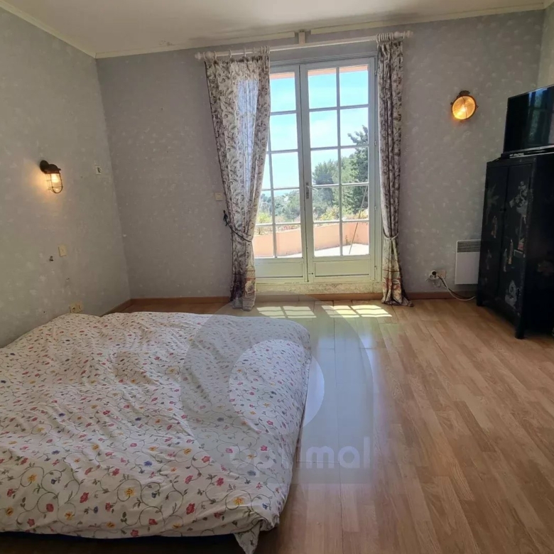 Propriété CASTELLAR villa 188 m² bassin terrain vue mer