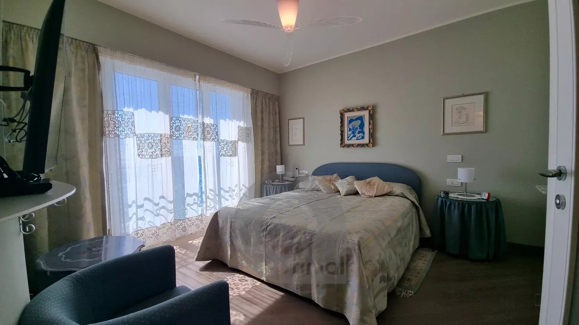 Menton – Bord et face mer, deux appartements d’exception avec solarium panoramique, vue mer et montagne exceptionnelle.
