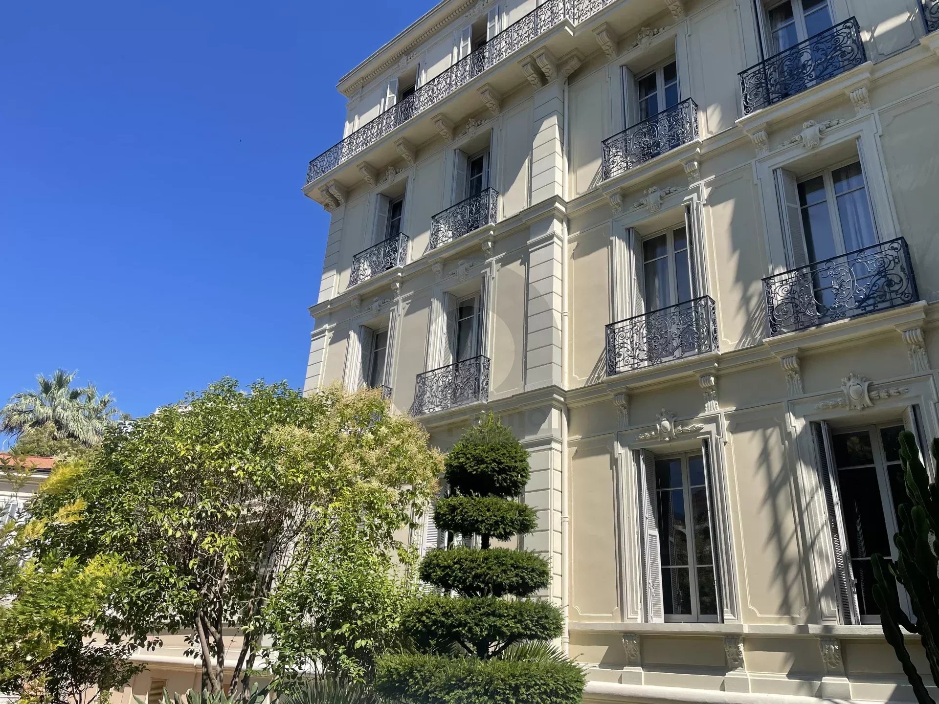 eb6130affcd19910ee89cec7ba1dc21e_9fdd3a9c6f_1920-original-174475-0.jpg Appartement de Charme à Menton avec 8 Pièces