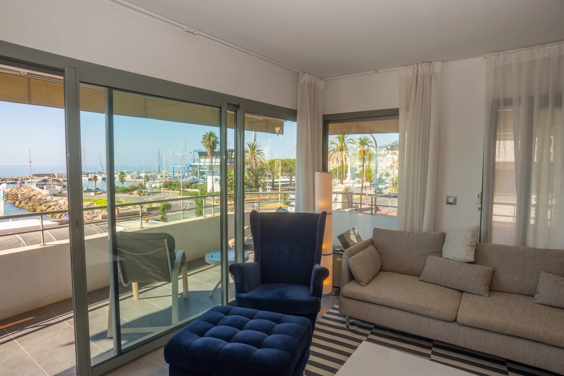 Menton Garavan, bord de mer immeuble récent
